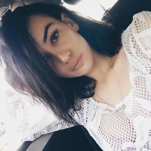 Meet your Posher, Klaudia chloè